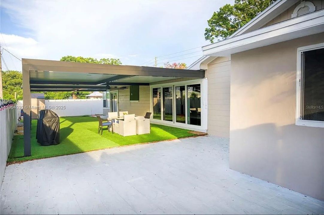 For Sale: $456,999 (4 beds, 2 baths, 1959 Square Feet)