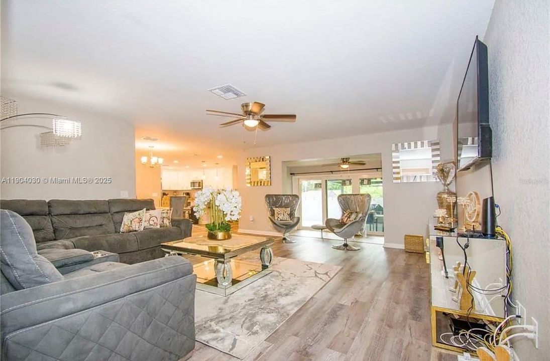 For Sale: $456,999 (4 beds, 2 baths, 1959 Square Feet)