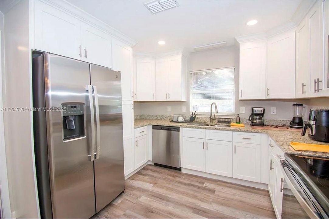 For Sale: $456,999 (4 beds, 2 baths, 1959 Square Feet)