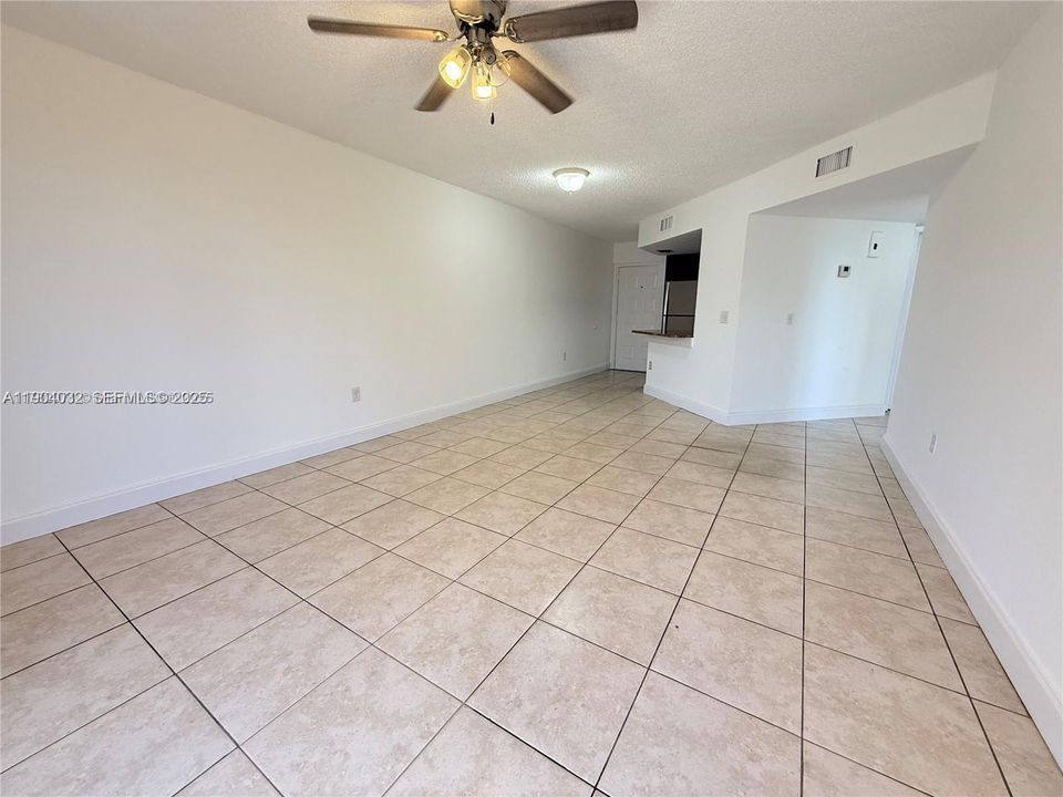 For Rent: $1,850 (1 beds, 1 baths, 810 Square Feet)