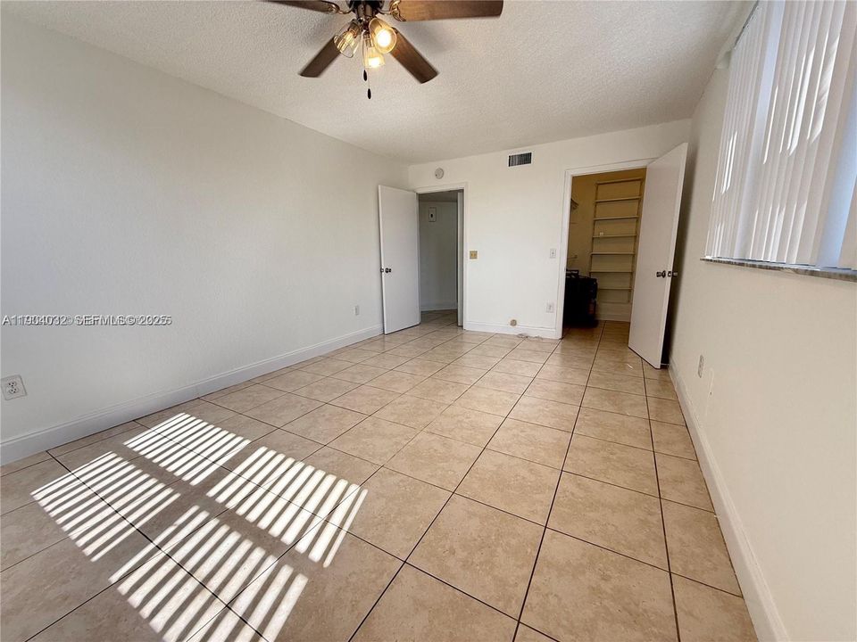 For Rent: $1,850 (1 beds, 1 baths, 810 Square Feet)