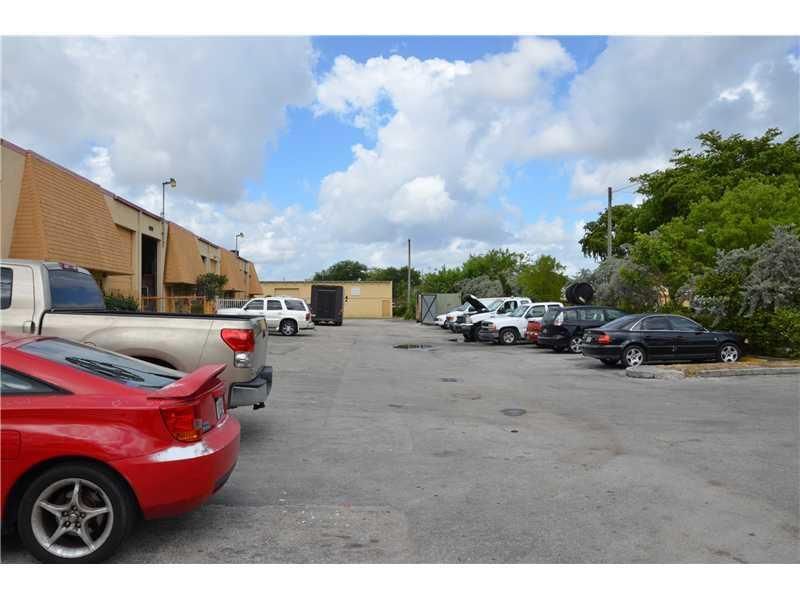 Parking Lot/Garage