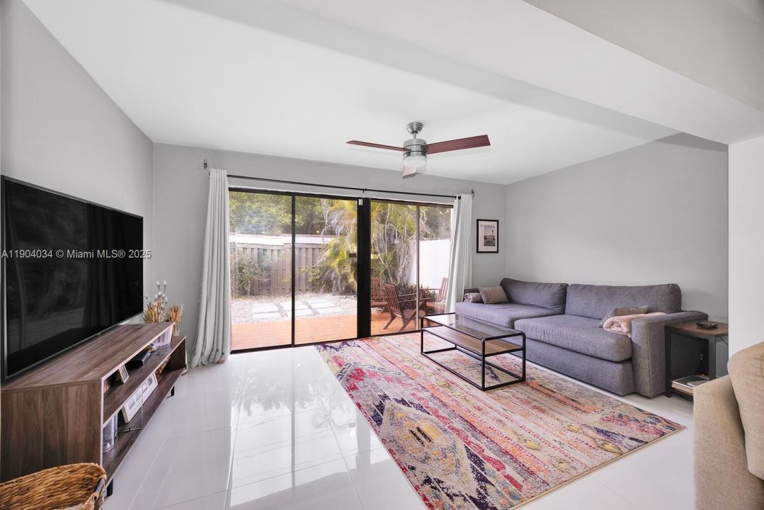 待售: $599,000 (2 贝兹, 2 浴室, 1110 平方英尺)