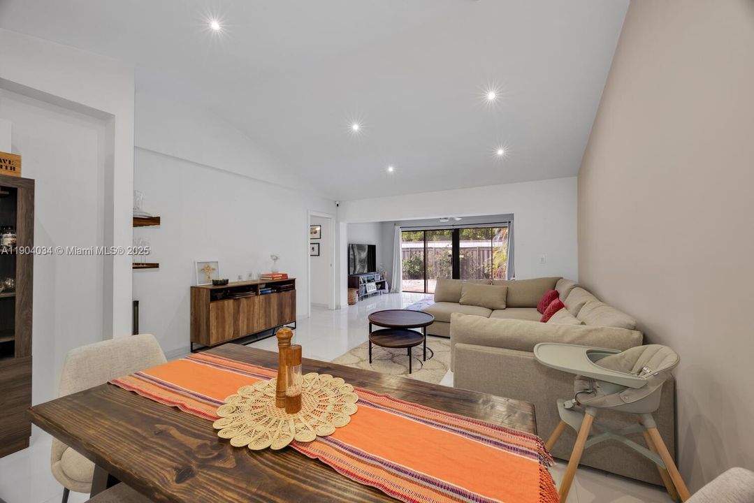 待售: $599,000 (2 贝兹, 2 浴室, 1110 平方英尺)