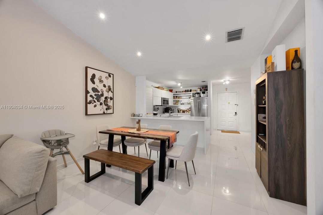 待售: $599,000 (2 贝兹, 2 浴室, 1110 平方英尺)