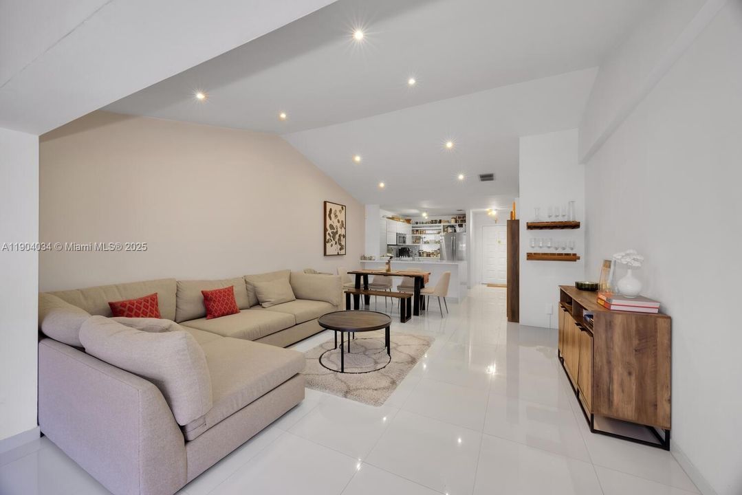 待售: $599,000 (2 贝兹, 2 浴室, 1110 平方英尺)