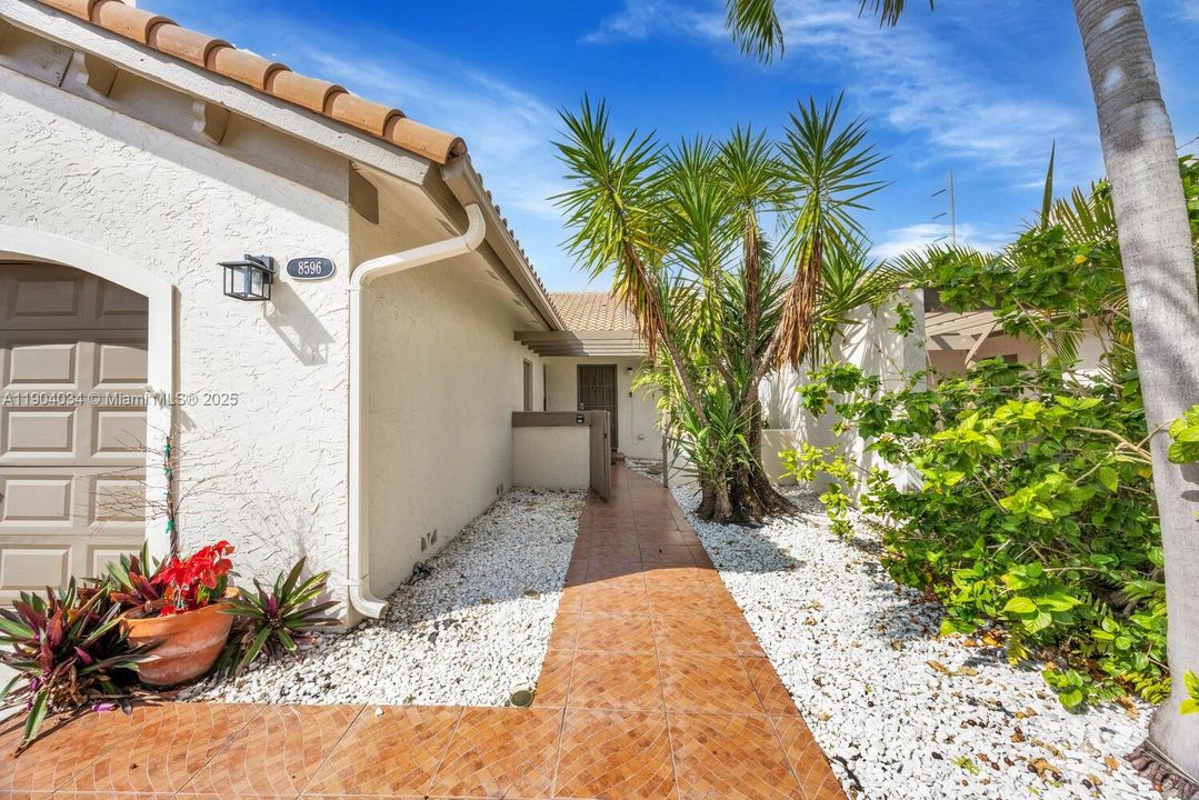 待售: $599,000 (2 贝兹, 2 浴室, 1110 平方英尺)