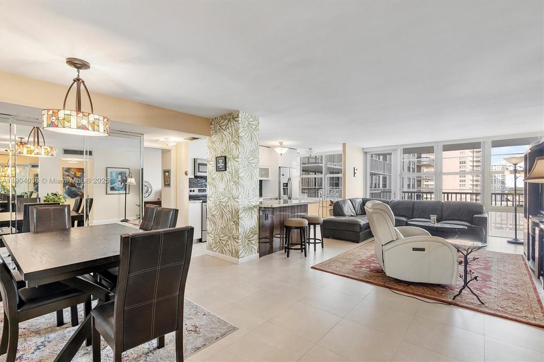 合同活跃: $419,000 (2 贝兹, 2 浴室, 1488 平方英尺)