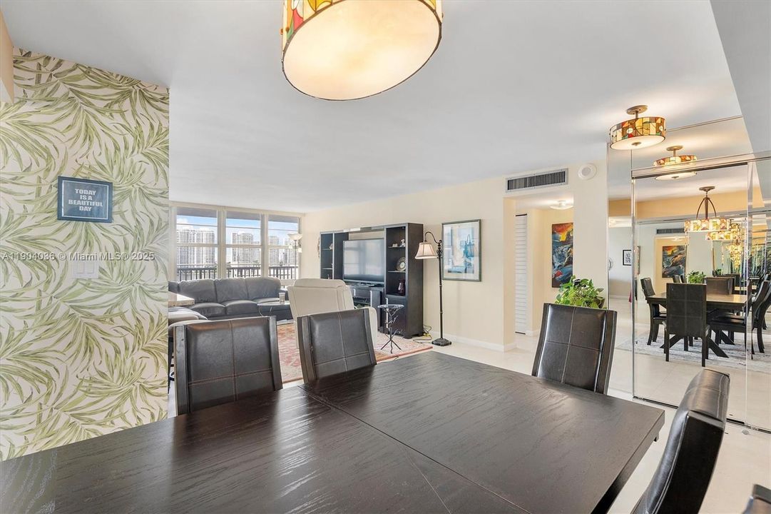 合同活跃: $419,000 (2 贝兹, 2 浴室, 1488 平方英尺)