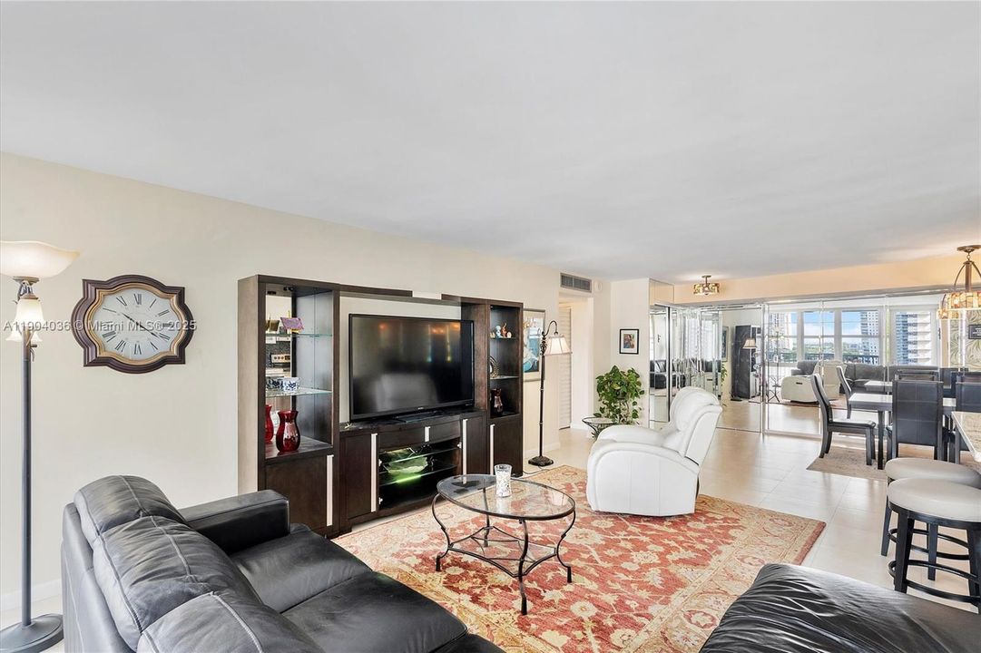 合同活跃: $419,000 (2 贝兹, 2 浴室, 1488 平方英尺)