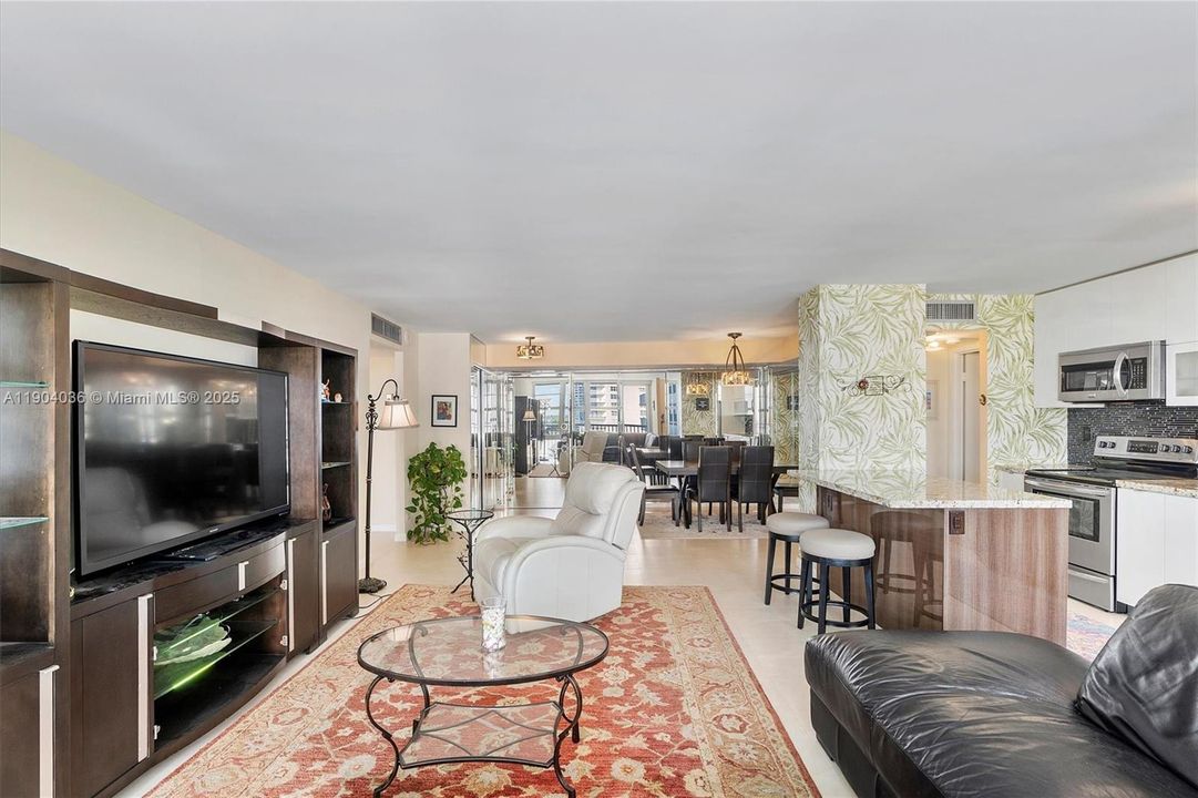 合同活跃: $419,000 (2 贝兹, 2 浴室, 1488 平方英尺)