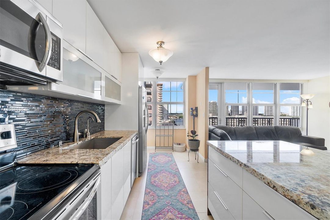 合同活跃: $419,000 (2 贝兹, 2 浴室, 1488 平方英尺)