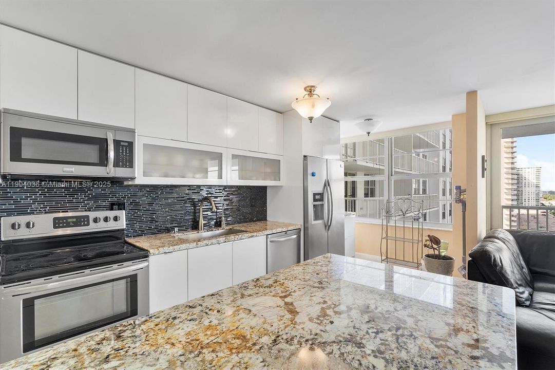 合同活跃: $419,000 (2 贝兹, 2 浴室, 1488 平方英尺)