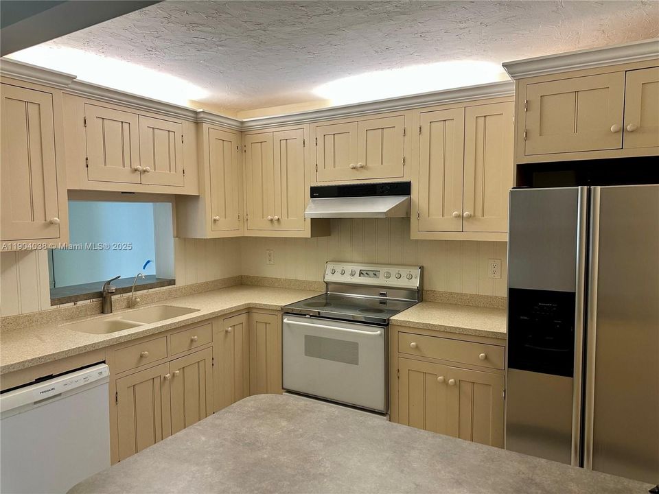 Active With Contract: $360,000 (2 beds, 2 baths, 1395 Square Feet)