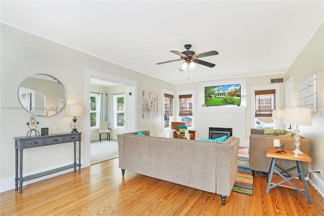 Recently Sold: $1,395,000 (4 beds, 2 baths, 2152 Square Feet)