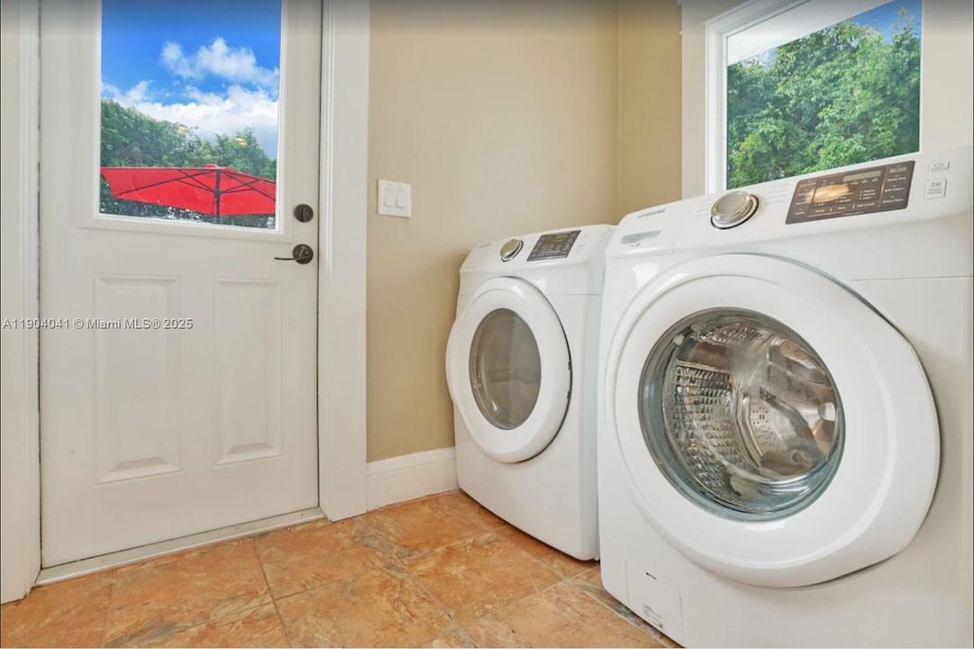 Recently Sold: $1,395,000 (4 beds, 2 baths, 2152 Square Feet)