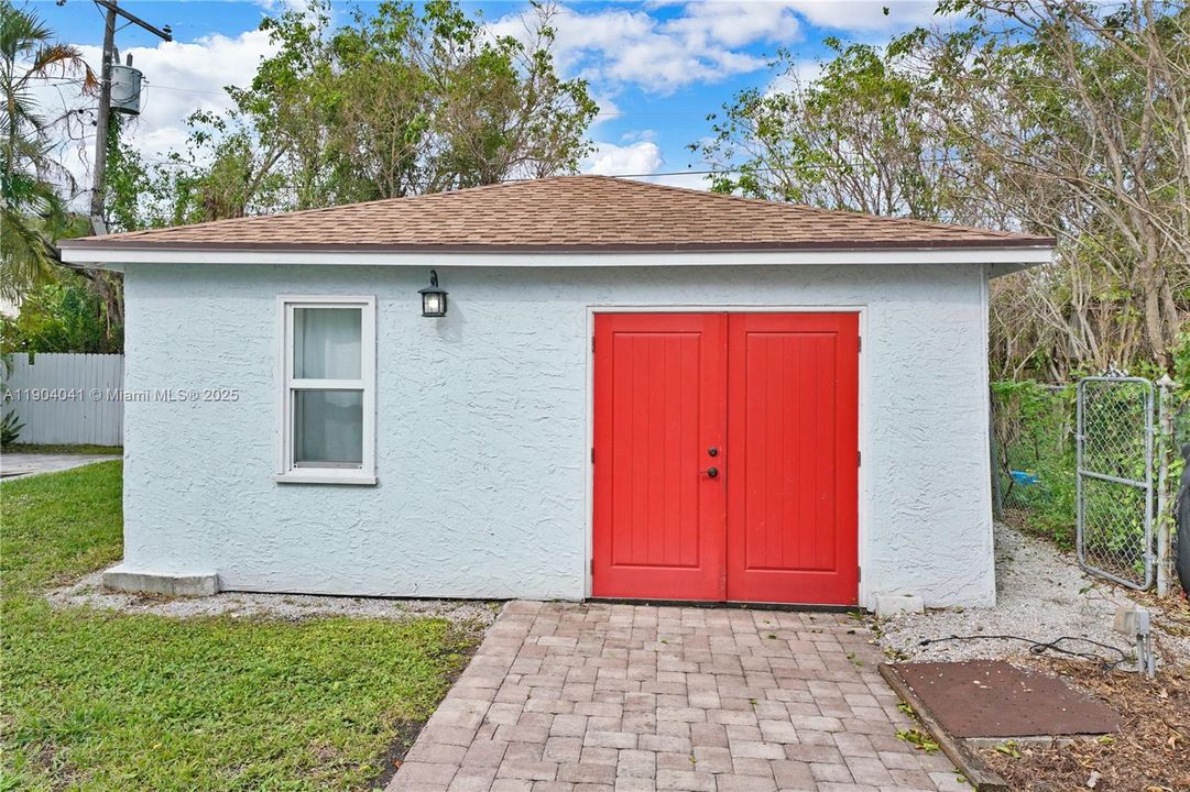 Recently Sold: $1,395,000 (4 beds, 2 baths, 2152 Square Feet)