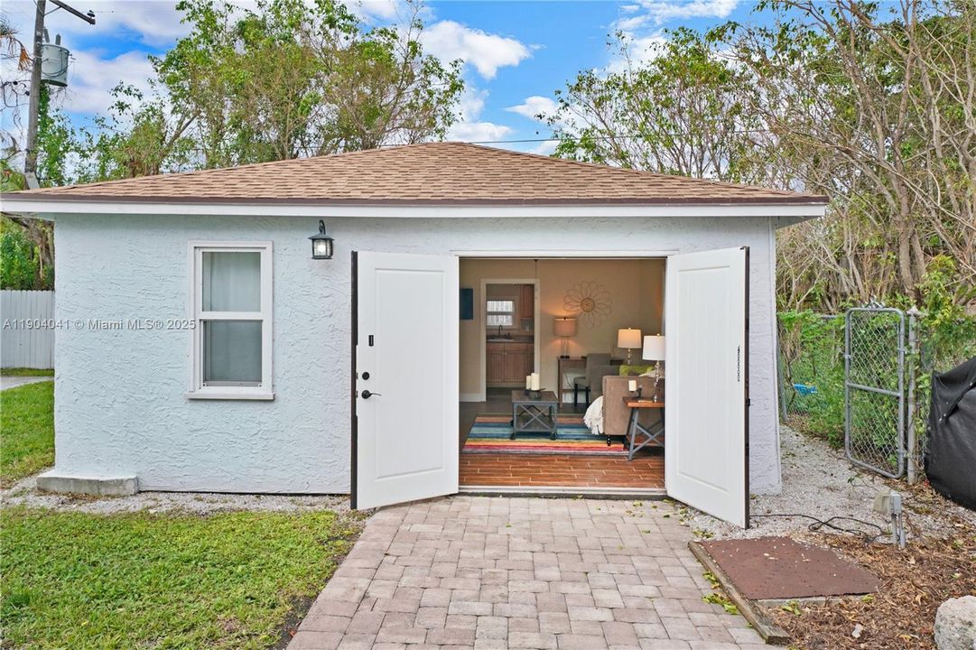 Recently Sold: $1,395,000 (4 beds, 2 baths, 2152 Square Feet)