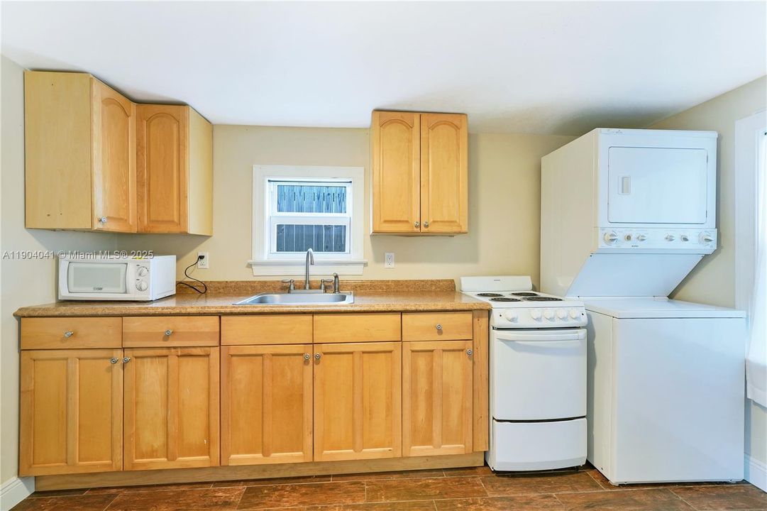 Recently Sold: $1,395,000 (4 beds, 2 baths, 2152 Square Feet)