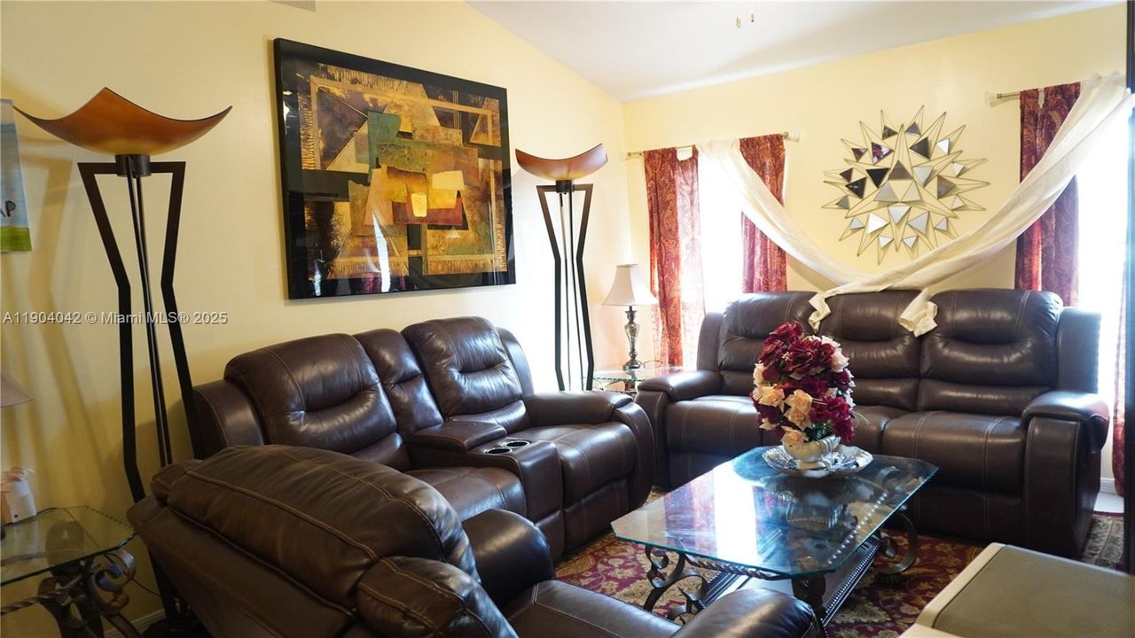 Activo con contrato: $275,000 (3 camas, 2 baños, 1118 Pies cuadrados)