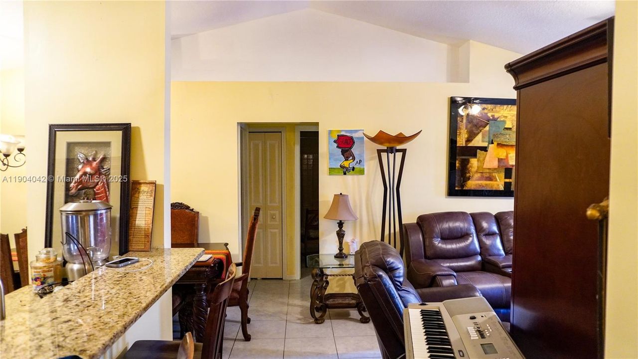 Activo con contrato: $275,000 (3 camas, 2 baños, 1118 Pies cuadrados)