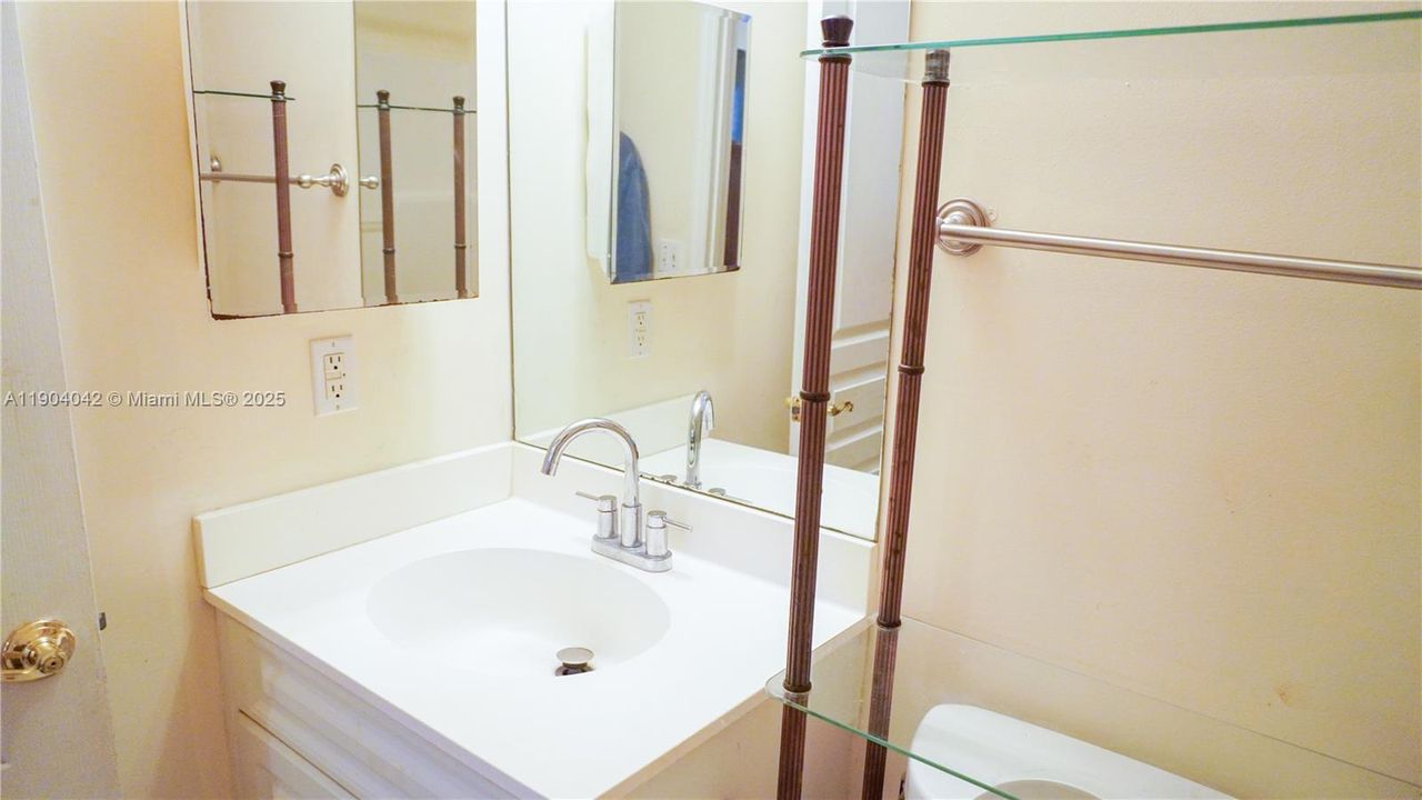 Activo con contrato: $275,000 (3 camas, 2 baños, 1118 Pies cuadrados)