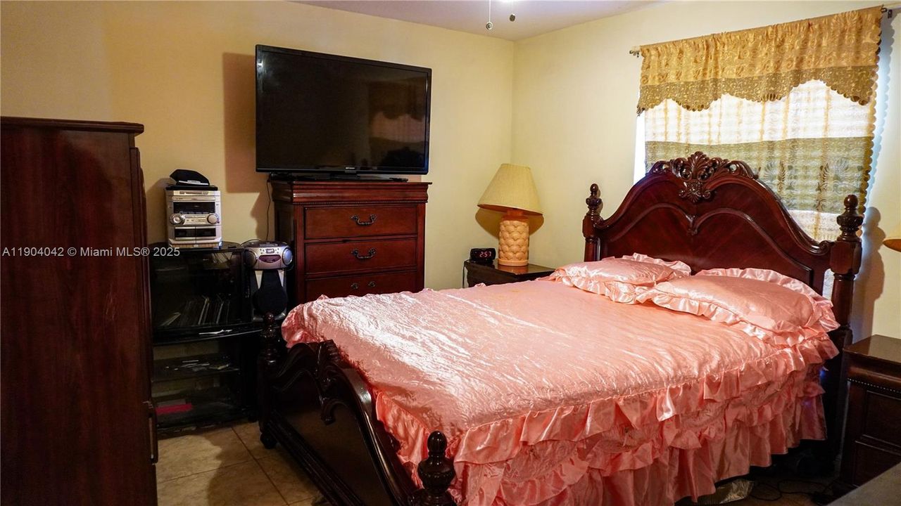 Activo con contrato: $275,000 (3 camas, 2 baños, 1118 Pies cuadrados)