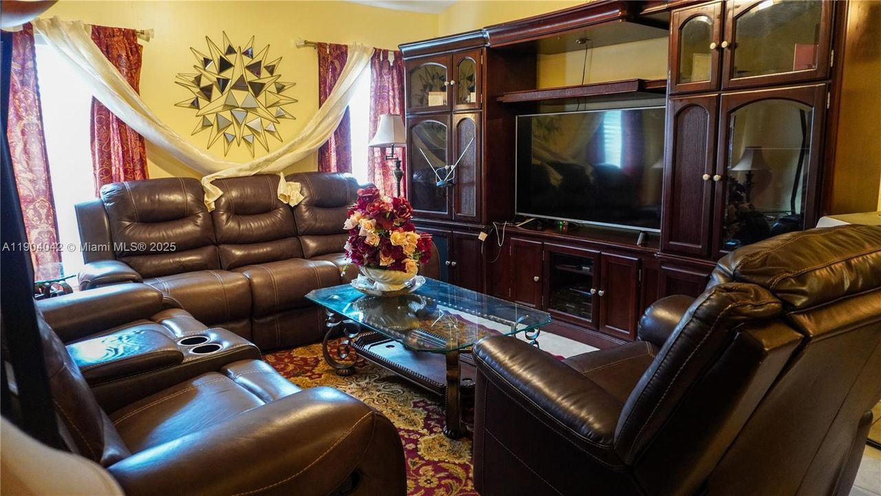 Activo con contrato: $275,000 (3 camas, 2 baños, 1118 Pies cuadrados)