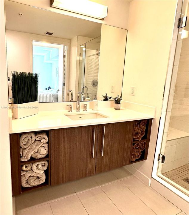 For Rent: $2,350 (1 beds, 1 baths, 765 Square Feet)