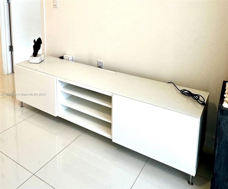 For Rent: $2,350 (1 beds, 1 baths, 765 Square Feet)