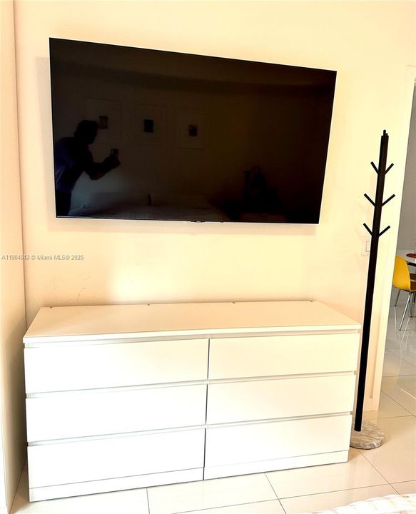 For Rent: $2,350 (1 beds, 1 baths, 765 Square Feet)