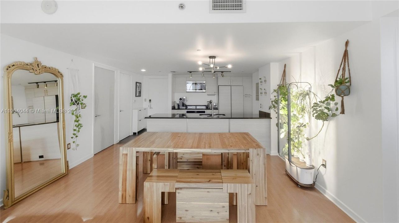 На продажу: $675,000 (2 спален, 2 ванн, 1256 Квадратных фут)