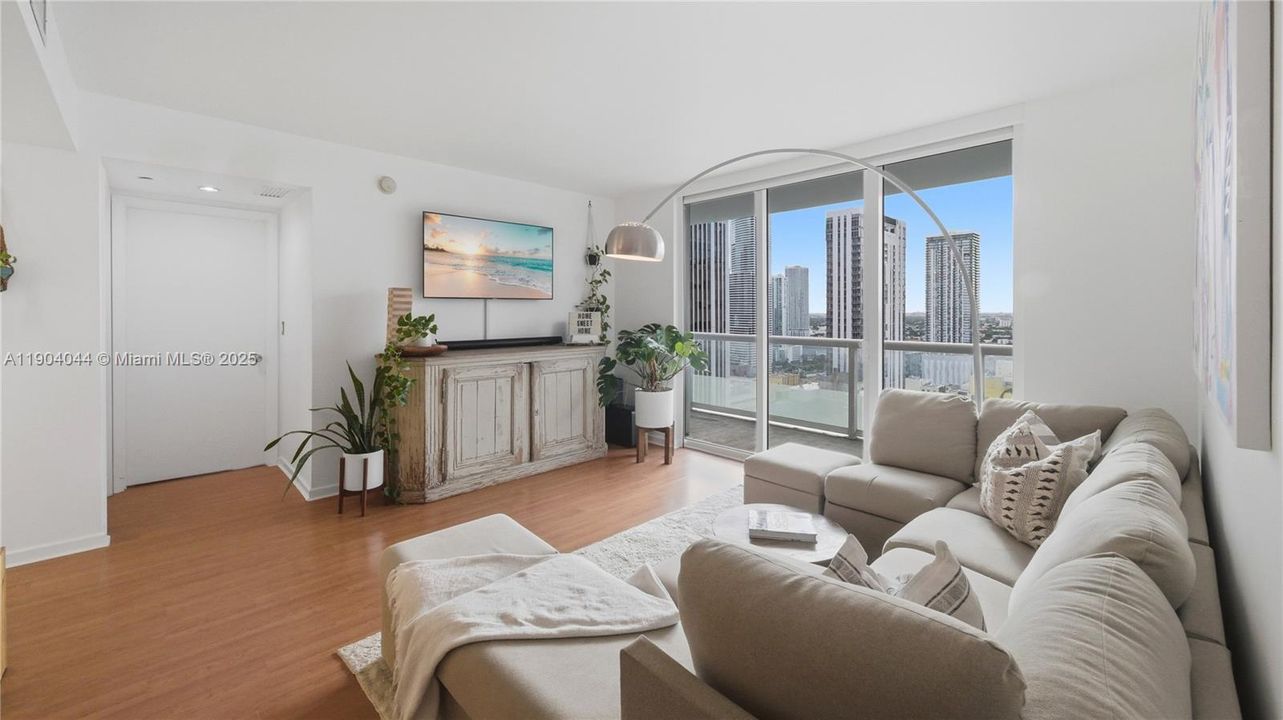 На продажу: $675,000 (2 спален, 2 ванн, 1256 Квадратных фут)