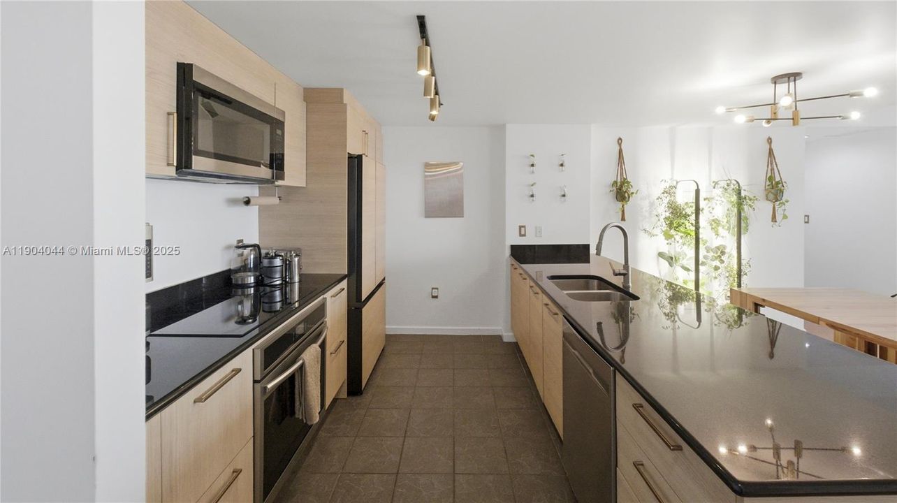 На продажу: $675,000 (2 спален, 2 ванн, 1256 Квадратных фут)