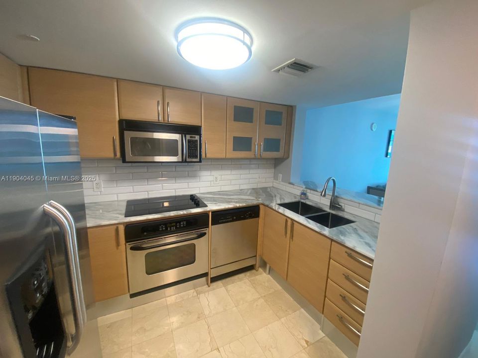 Active With Contract: $3,150 (1 beds, 1 baths, 791 Square Feet)