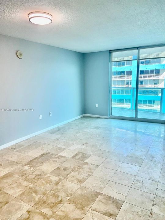 Active With Contract: $3,150 (1 beds, 1 baths, 791 Square Feet)
