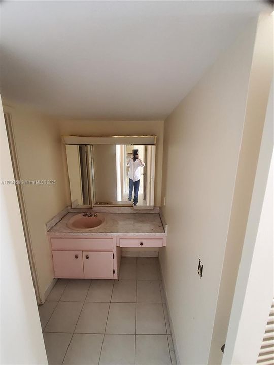 For Sale: $124,999 (1 beds, 2 baths, 861 Square Feet)