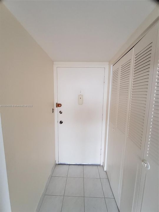 For Sale: $124,999 (1 beds, 2 baths, 861 Square Feet)