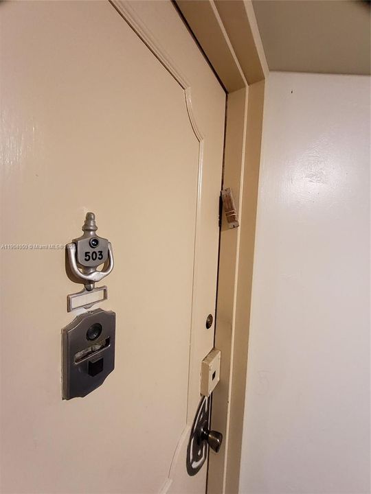 For Sale: $124,999 (1 beds, 2 baths, 861 Square Feet)