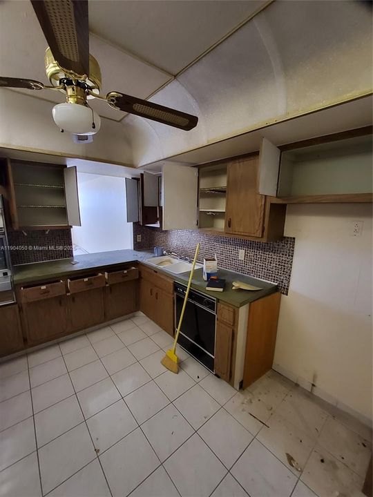 For Sale: $124,999 (1 beds, 2 baths, 861 Square Feet)