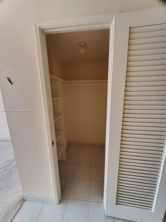 For Sale: $124,999 (1 beds, 2 baths, 861 Square Feet)