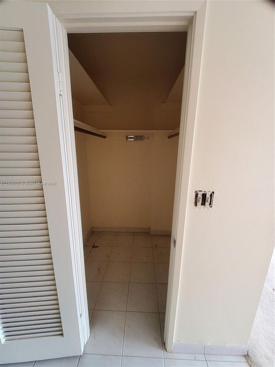 For Sale: $124,999 (1 beds, 2 baths, 861 Square Feet)