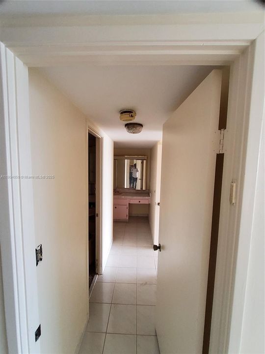 For Sale: $124,999 (1 beds, 2 baths, 861 Square Feet)