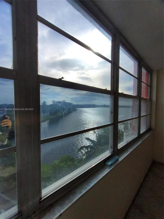 For Sale: $124,999 (1 beds, 2 baths, 861 Square Feet)