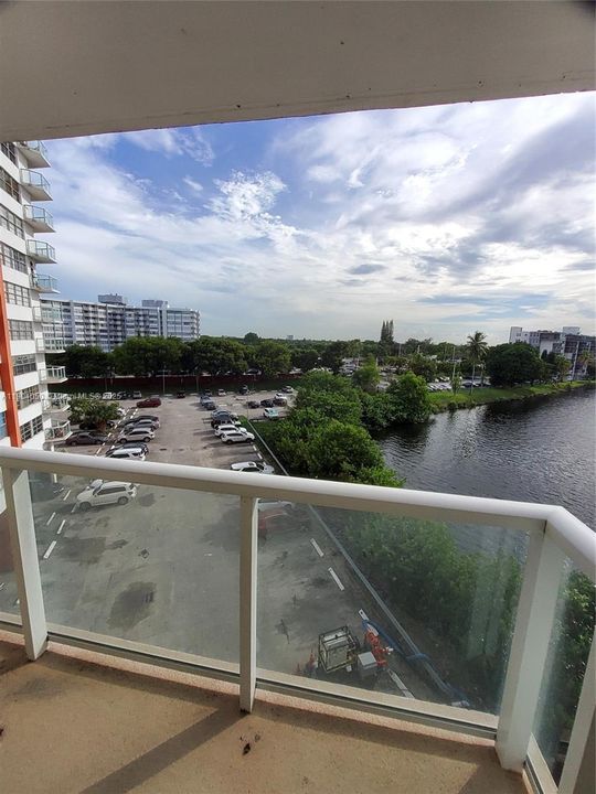 For Sale: $124,999 (1 beds, 2 baths, 861 Square Feet)