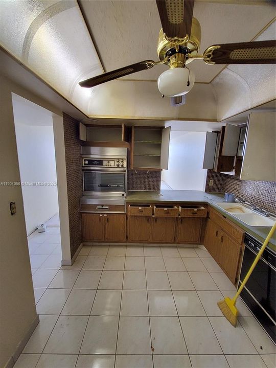 For Sale: $124,999 (1 beds, 2 baths, 861 Square Feet)