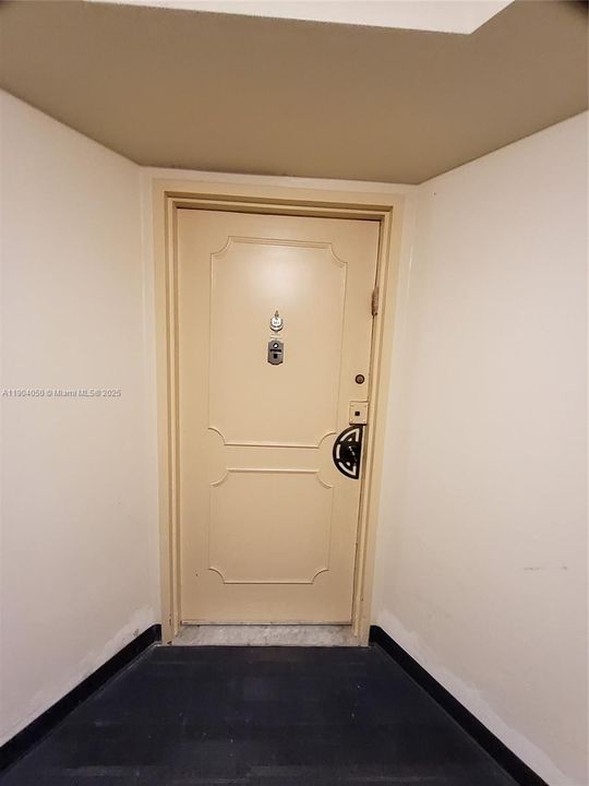 For Sale: $124,999 (1 beds, 2 baths, 861 Square Feet)