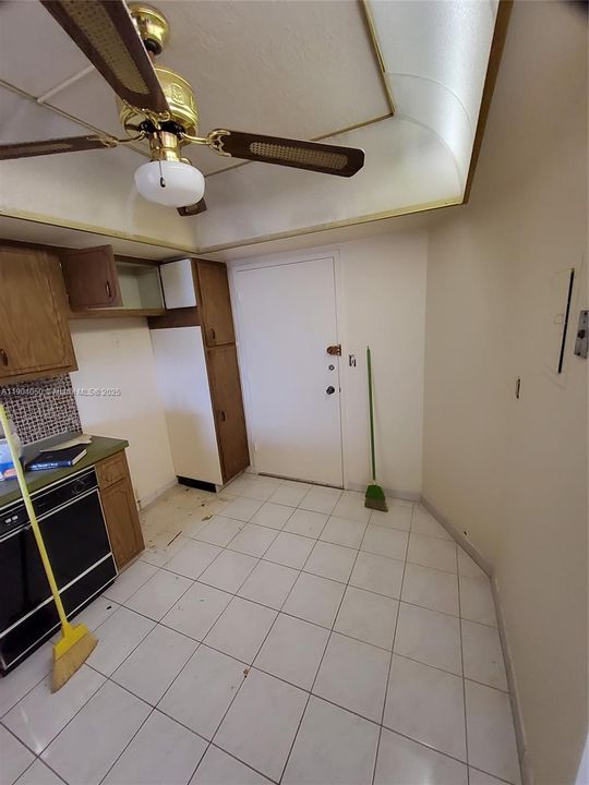 For Sale: $124,999 (1 beds, 2 baths, 861 Square Feet)