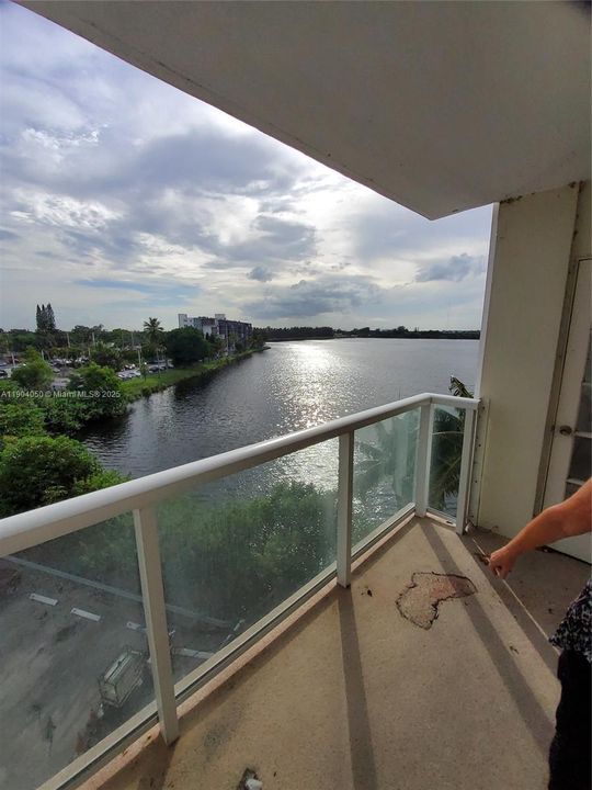 For Sale: $124,999 (1 beds, 2 baths, 861 Square Feet)