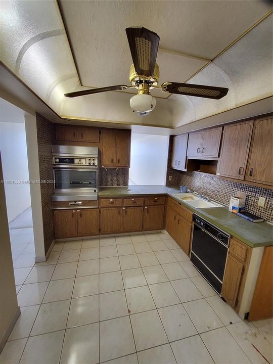 For Sale: $124,999 (1 beds, 2 baths, 861 Square Feet)